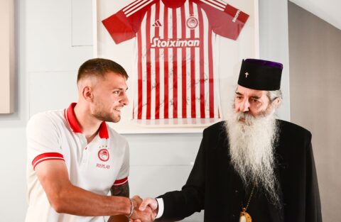 Ο Ολυμπιακός μοίρασε δώρα και χαρά στα Εκπαιδευτήρια της Μητρόπολης Πειραιά (gallery)
