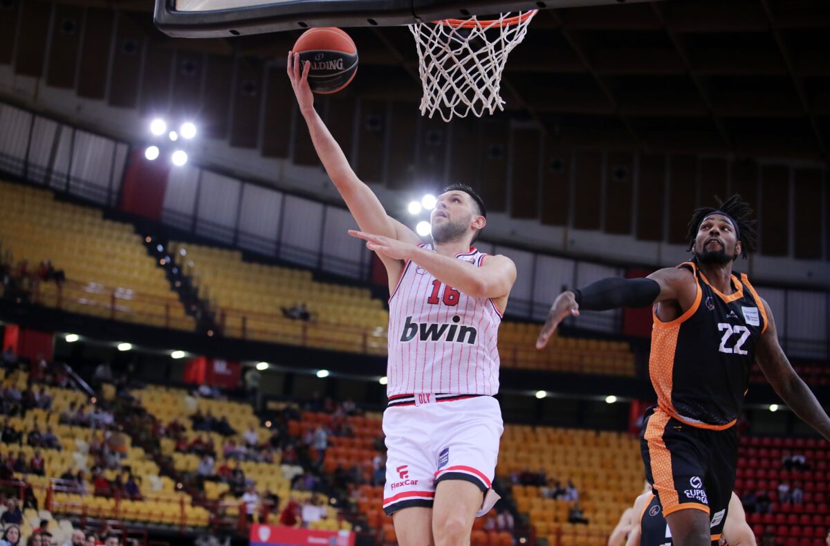 Ο Ολυμπιακός υποδέχεται τον Προμηθέα με το μυαλό στην Μπαρτσελόνα