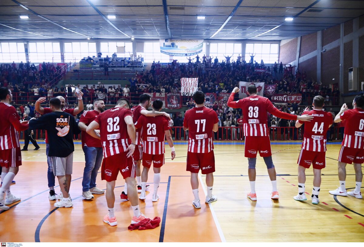 Οι παίκτες του Ολυμπιακού πανηγύρισαν με τον κόσμο την πρόκριση στον τελικό (vid)