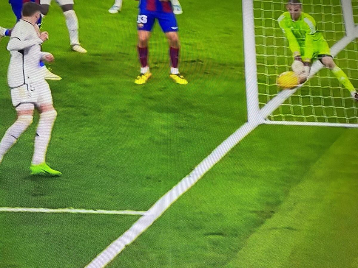 Απίστευτο: Ίδια φάση στο Clasico με το 1-0 του Άρη κόντρα στην ΑΕΚ – Η απόφαση που πήρε το VAR (gallery)