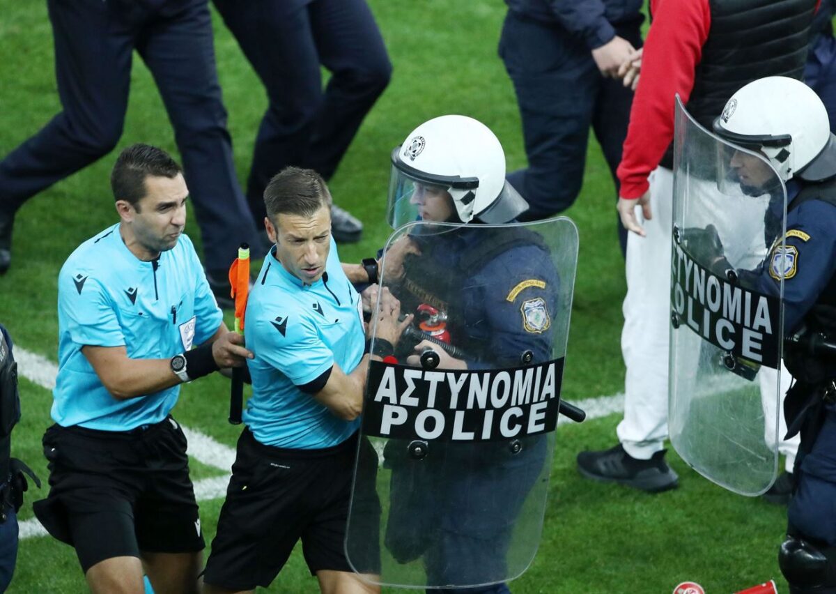 Οταν ο διαιτητής του ΠΑΟΚ – Κλαμπ Μπριζ είχε καταγγείλει χτύπημα στα γεννητικά όργανα μετά το Ολυμπιακός – ΑΕΚ (vids)