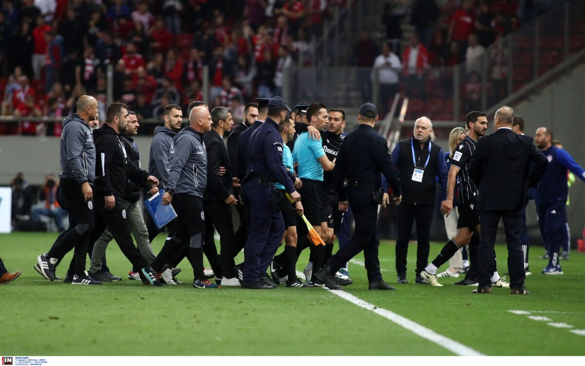 «Ντου» των ανθρώπων του ΠΑΟΚ στον Νογκέιρα με τη λήξη στο Φάληρο (gallery)
