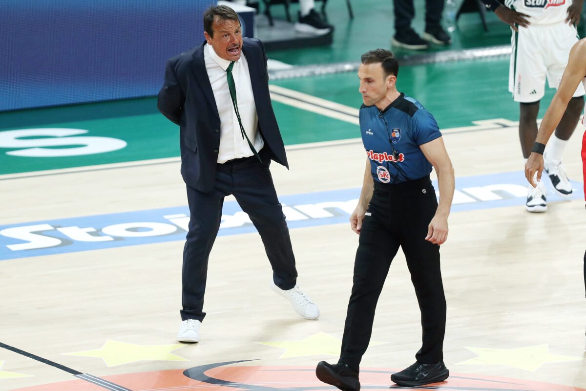 Έξαλλος Αταμάν: Κυνήγησε τον Πιτσίλκα μέχρι το κέντρο του γηπέδου για το φάουλ του Σλούκα – Δέχθηκε τεχνική ποινή (vid)