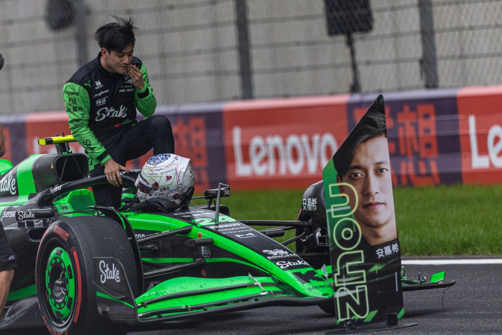 To εικοσαετές ταξίδι του Ζου και η αποθέωση από τους συμπατριώτες του (vid)