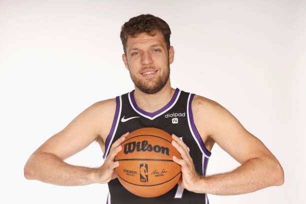 Θετικός ο Βεζένκοφ, αλλά ήττα για τους Κινγκς που πάνε Play In (vid)