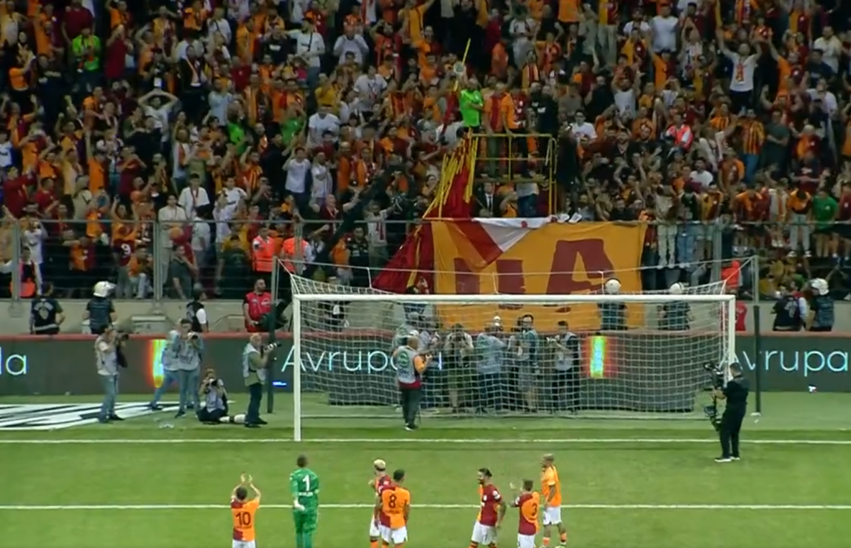 Οι ultras της Γαλατάσαραϊ προειδοποιούν: «Όχι κινητά, για 90 λεπτά μια “σκληρή” κερκίδα»