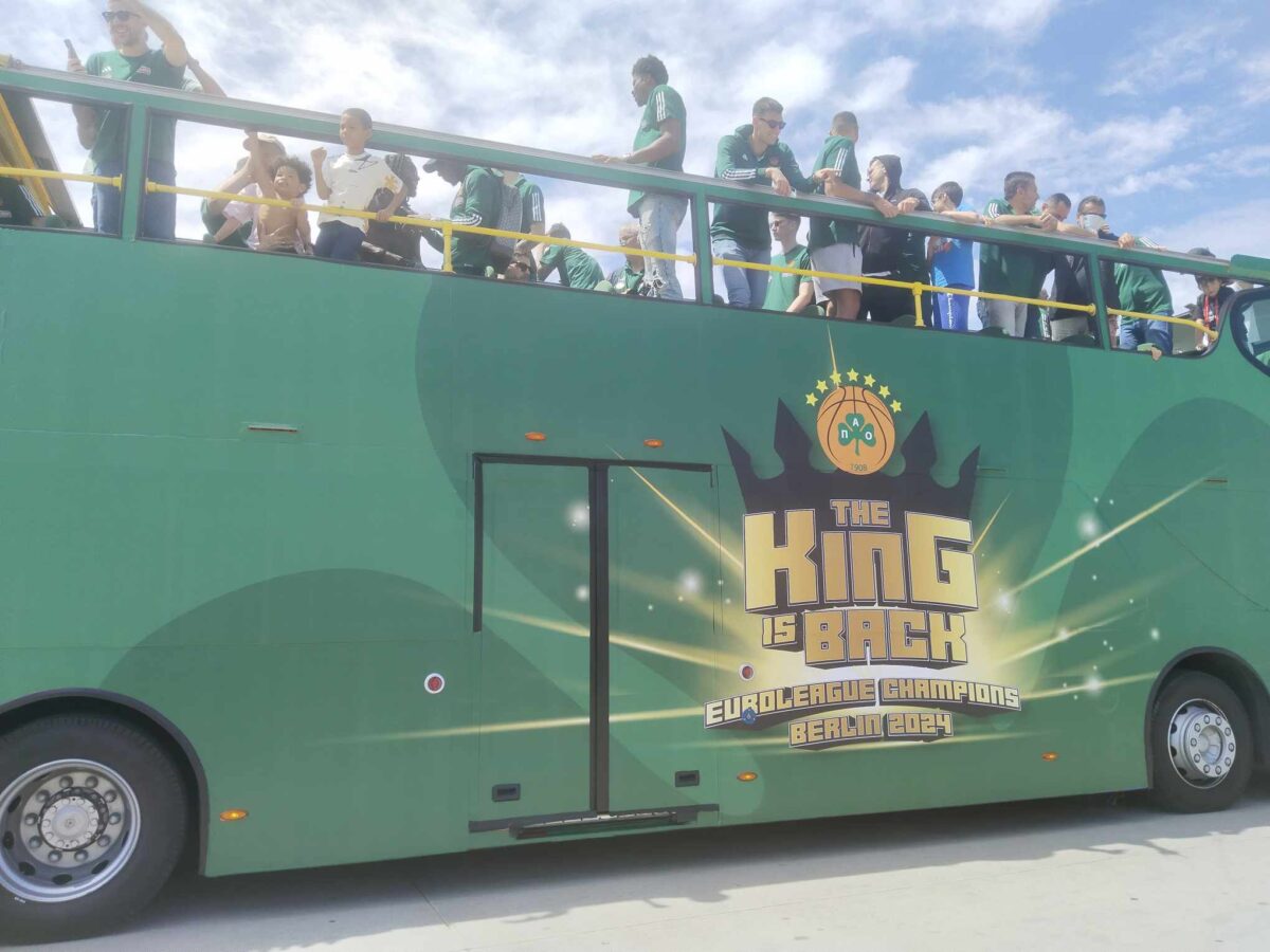 «The King is back»: Το λεωφορείο που μετέφερε τον Παναθηναϊκό στο ΟΑΚΑ (pics)