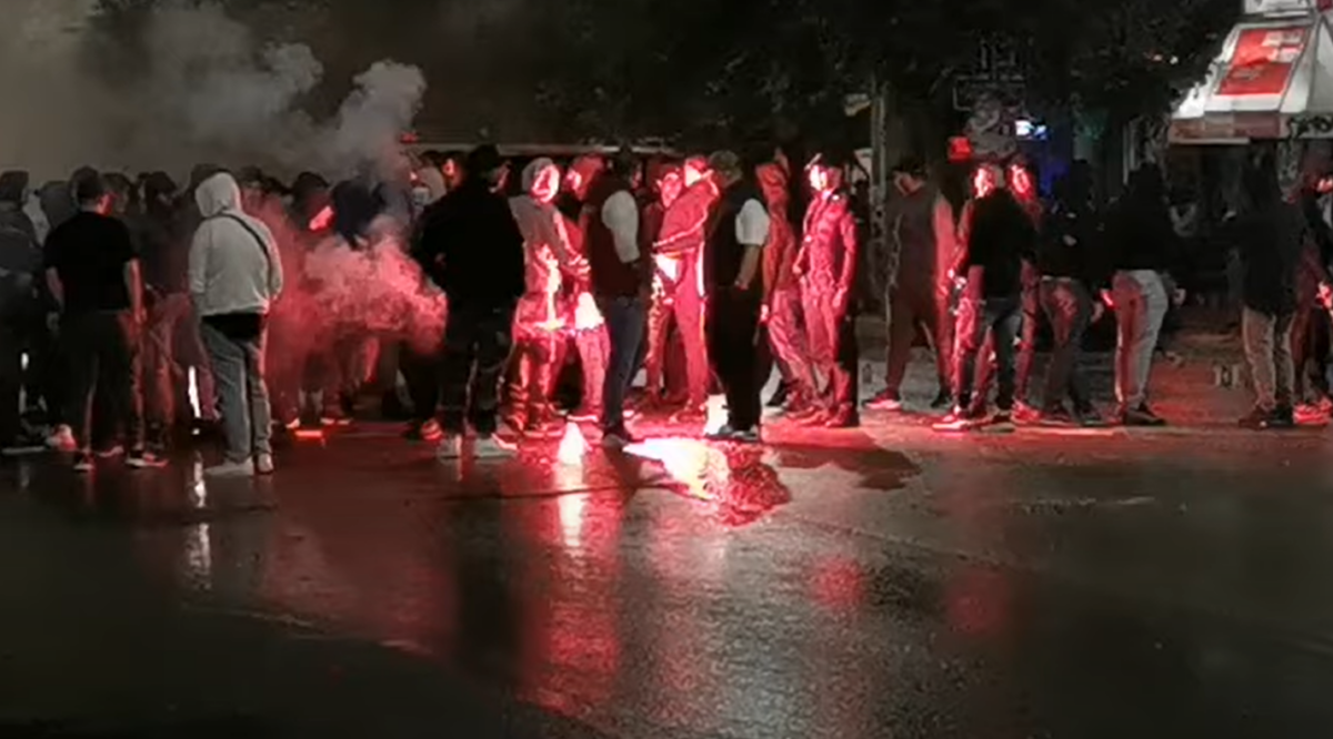 Η Θεσσαλονίκη στο… πόδι: Η αστυνομία απαγόρευσε συναθροίσεις, οι οπαδοί του ΠΑΟΚ απάντησαν με παρουσία στην Καμάρα και ετοιμάζουν πορεία