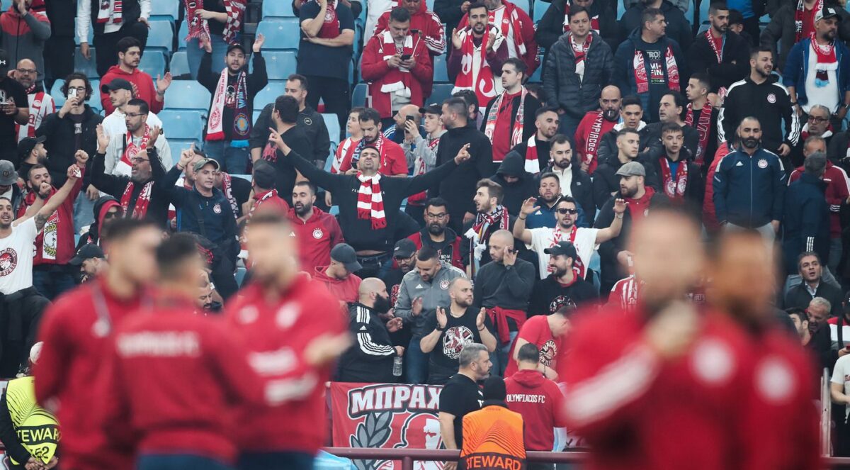 Οι οπαδοί του Ολυμπιακού στο Villa Park (vid & gallery)