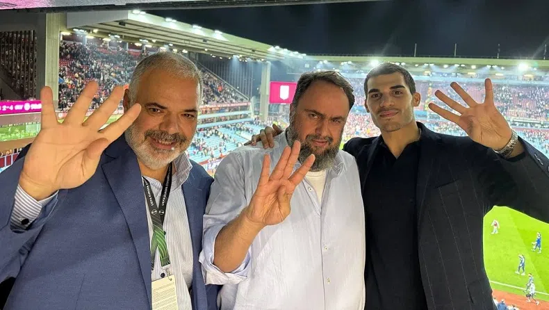 Η πανηγυρική φωτογραφία του Μαρινάκη με τα… τέσσερα στην Άστον Βίλα