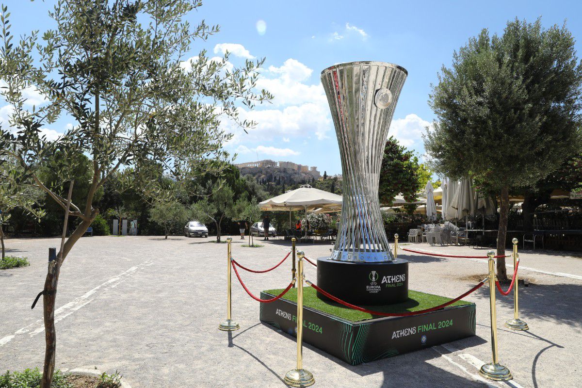 Το τρόπαιο του Conference League στο Θησείο (gallery)