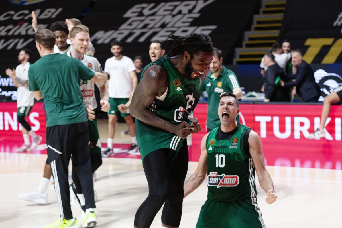 Καταπράσινη η πτήση επιστροφής από το Βελιγράδι – Έπαιξε ο ύμνος στο αεροπλάνο!