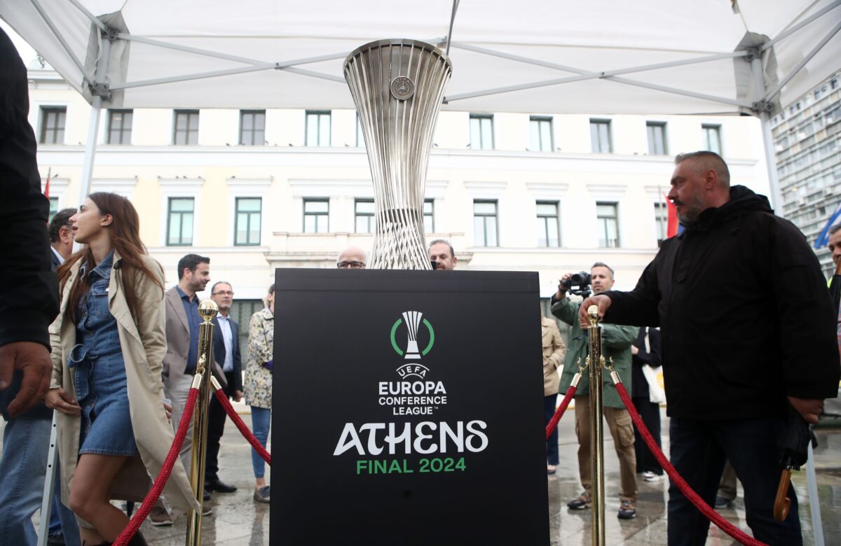 Εφτασε στην Αθήνα το τρόπαιο του Conference League – Πώς μπορείτε να φωτογραφηθείτε μαζί του