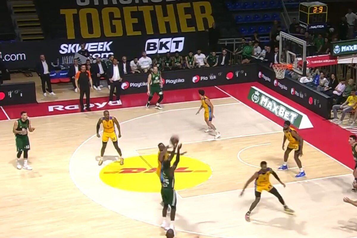 To τρίποντο του Ναν στην εκπνοή του πρώτου μέρους που μείωσε στον πόντο για τον Παναθηναϊκό (vid)