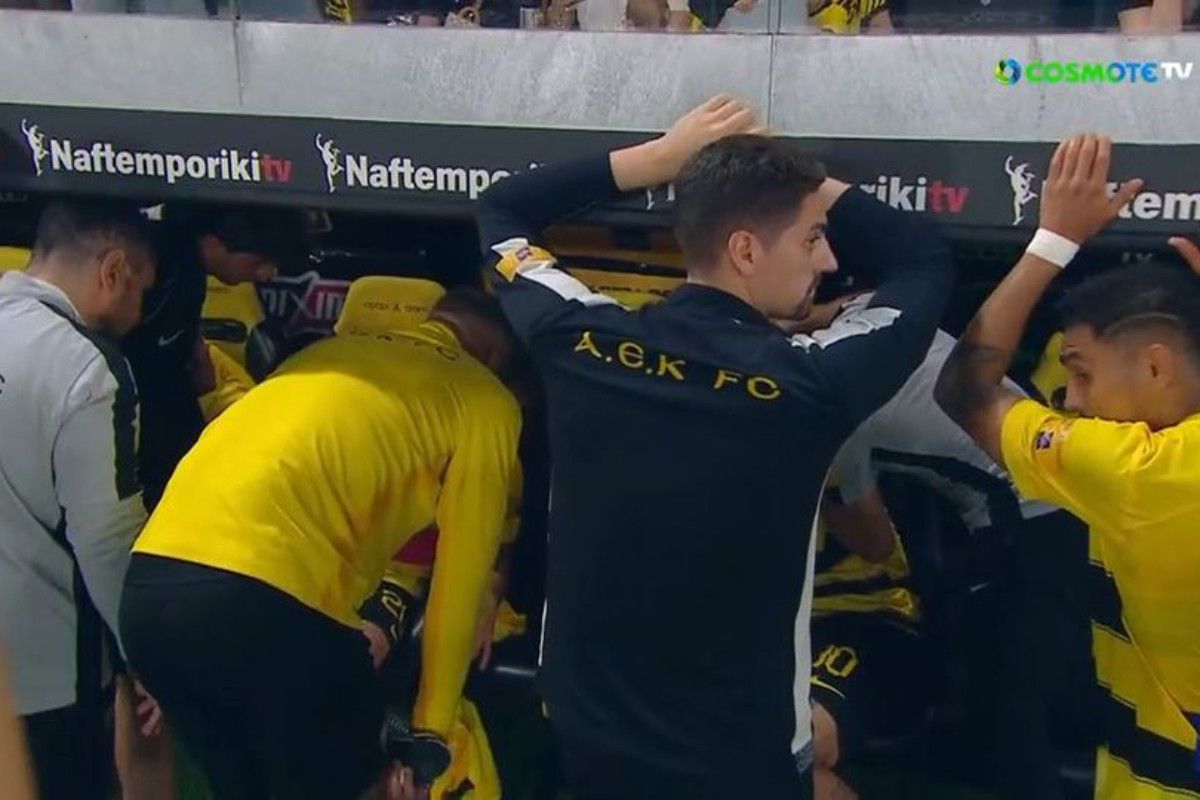 Η αγωνία των παικτών της ΑΕΚ στα τελευταία δευτερόλεπτα του Άρης – ΠΑΟΚ: Οι αντιδράσεις στη χαμένη ευκαιρία του Ανσαριφάρντ (vid)