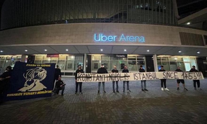 Το πανό οπαδών της Φενερμπαχτσε στο Βερολίνο με την… υπενθύμιση της Άλωσης της Κωνσταντινούπολης