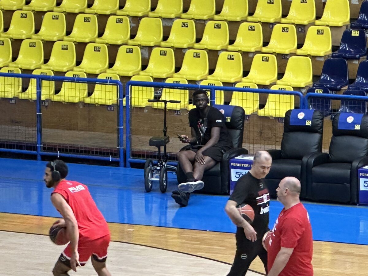 Με ειδικό αμαξίδιο ο Μουσταφά Φαλ (vid)