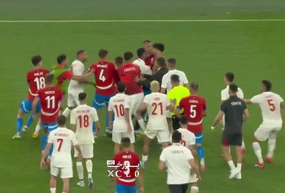 Ξύλο, εισβολή οπαδού και κόκκινες: Χαμός στο φινάλε του Τσεχία – Τουρκία