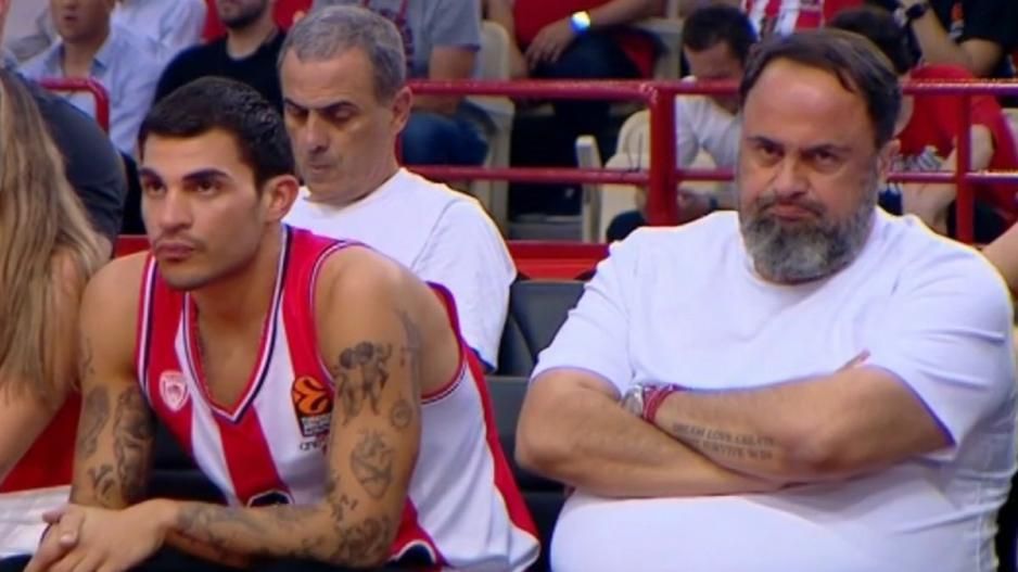 Ποιου παίκτη μπλούζα φορούσε ο Μιλτιάδης Μαρινάκης στο ΣΕΦ (vid)
