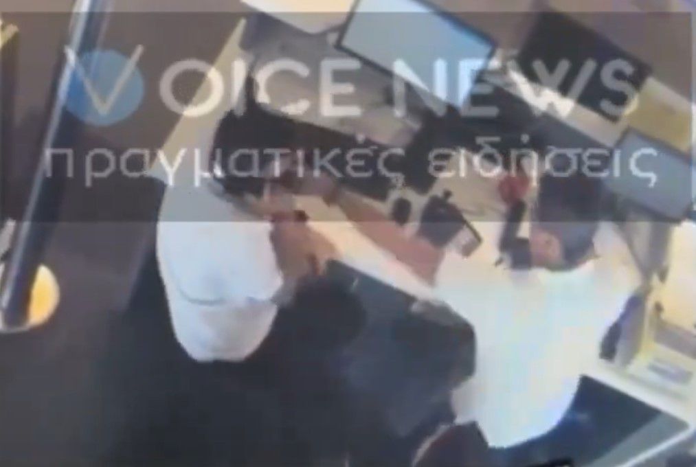 VIDEO: Το χαστούκι του πρώην υπουργού Αθλητισμού, Λευτέρη Αυγενάκη, σε υπάλληλο του αεροδρομίου