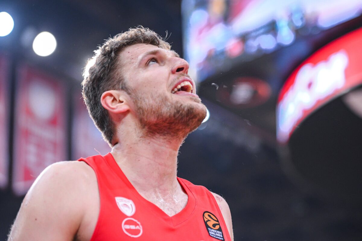 Αποθέωση για Βεζένκοφ από την Θύρα 7 για την επιστροφή του στον Ολυμπιακό και ανακοίνωση με… υπονοούμενα!