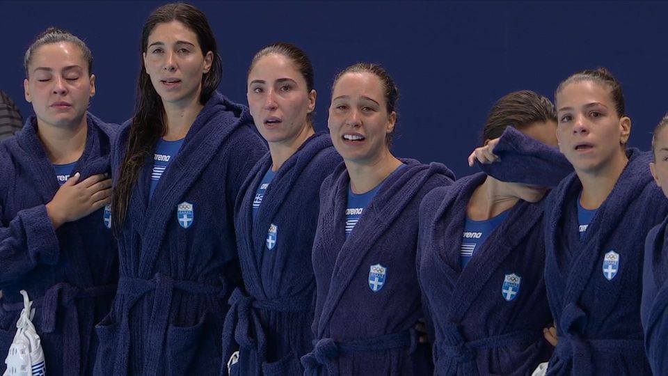 Συγκλόνισαν τα κορίτσια του πόλο: Με δάκρυα στα μάτια κατά την ανάκρουση του Εθνικού ύμνου (vid)