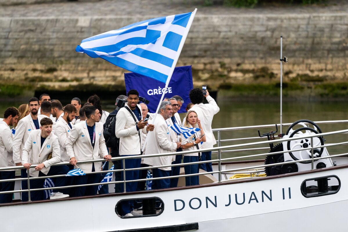 Τι άλλο θα δούμε: Ο Βασίλειος Κωστέτσος «έκραξε» τα ρούχα της ελληνικής αποστολής και τα έβαλε με το… κουμπί!