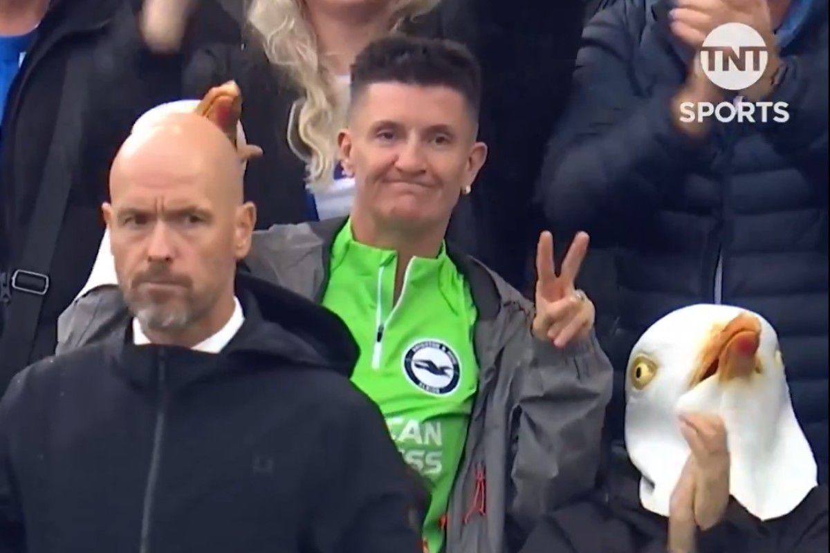 Επική σκηνή: Οπαδός της Μπράιτον πανηγυρίζει ντυμένος… γλάρος πίσω από τον Τεν Χαχ (vid)