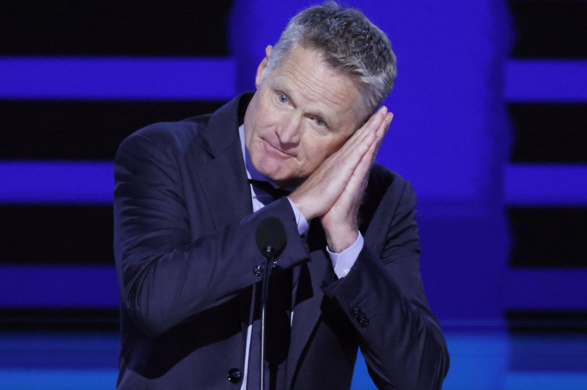 Ο Στιβ Κερ εμφανίστηκε στο Συνέδριο των Δημοκρατικών και έστειλε για… ύπνο τον Ντόναλντ Τραμπ (vid)