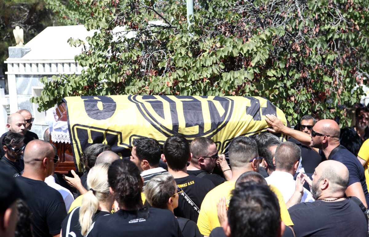 Το τελευταίο «αντίο» στον Νίκο Ξηροκώστα