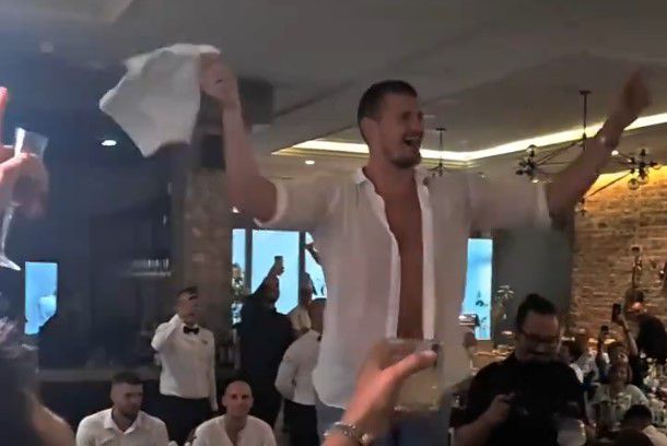 Συνεχίζει να… ξεσαλώνει ο Γιόκιτς: Με ανοικτό πουκάμισο και με χορευτικές φιγούρες έκανε πάταγο σε γάμο συμπαίκτη του (vid)
