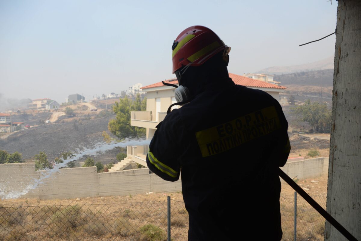 Κόλαση σε Νέα και Παλαιά Πεντέλη, καμένα σπίτια στο Πάτημα Βριλησσίων και αναζωπυρώσεις σε Γραμματικό – Μαραθώνα