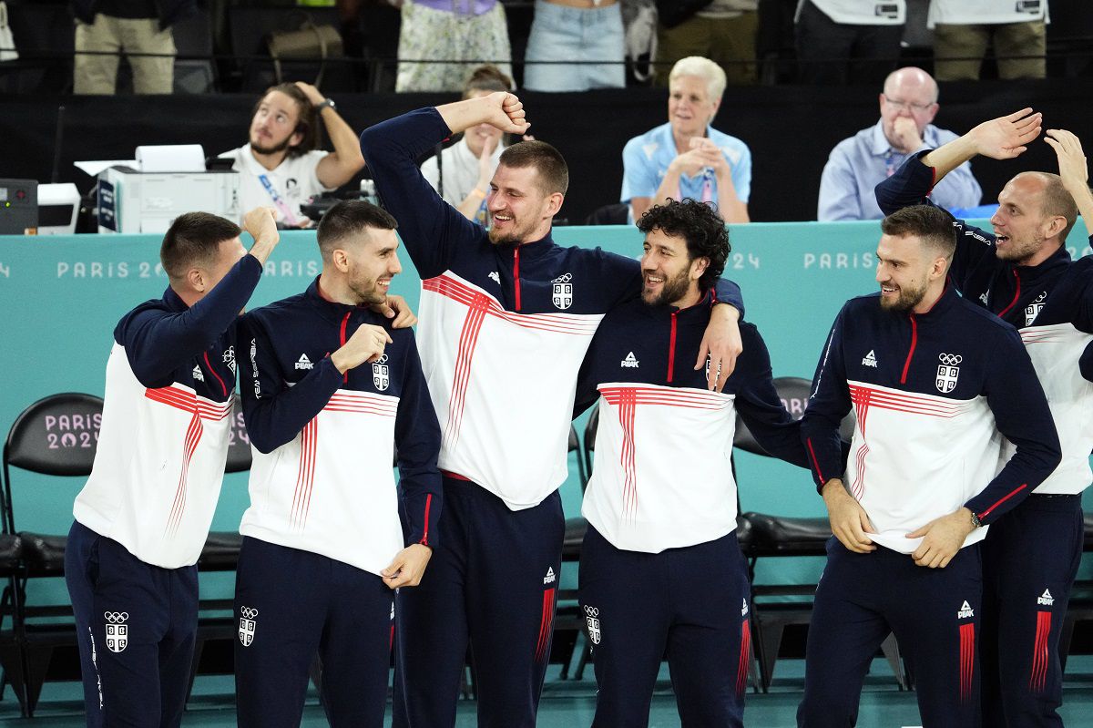 Οι Σέρβοι εμφανίστηκαν… τύφλα στην απονομή του χάλκινου μεταλλίου (pics&vids)