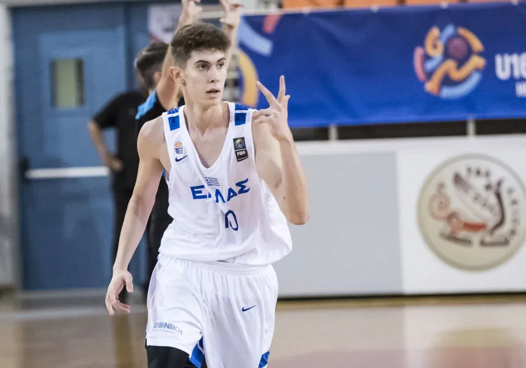 Μήπως η Ελλάδα βρήκε τον επόμενο σουτέρ; Ποιος είναι ο 16χρονος που πέτυχε 33 πόντους με 8 τρίποντα – Σε ποια ομάδα παίζει