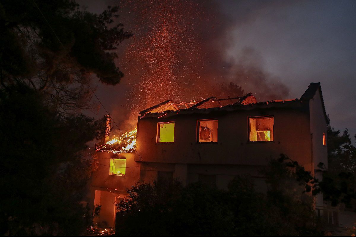 «Σκοτείνιασε» ο Αττικός ουρανός, αποπνικτική ατμόσφαιρα – Καίγονται σπίτια στον Βαρνάβα (vids)