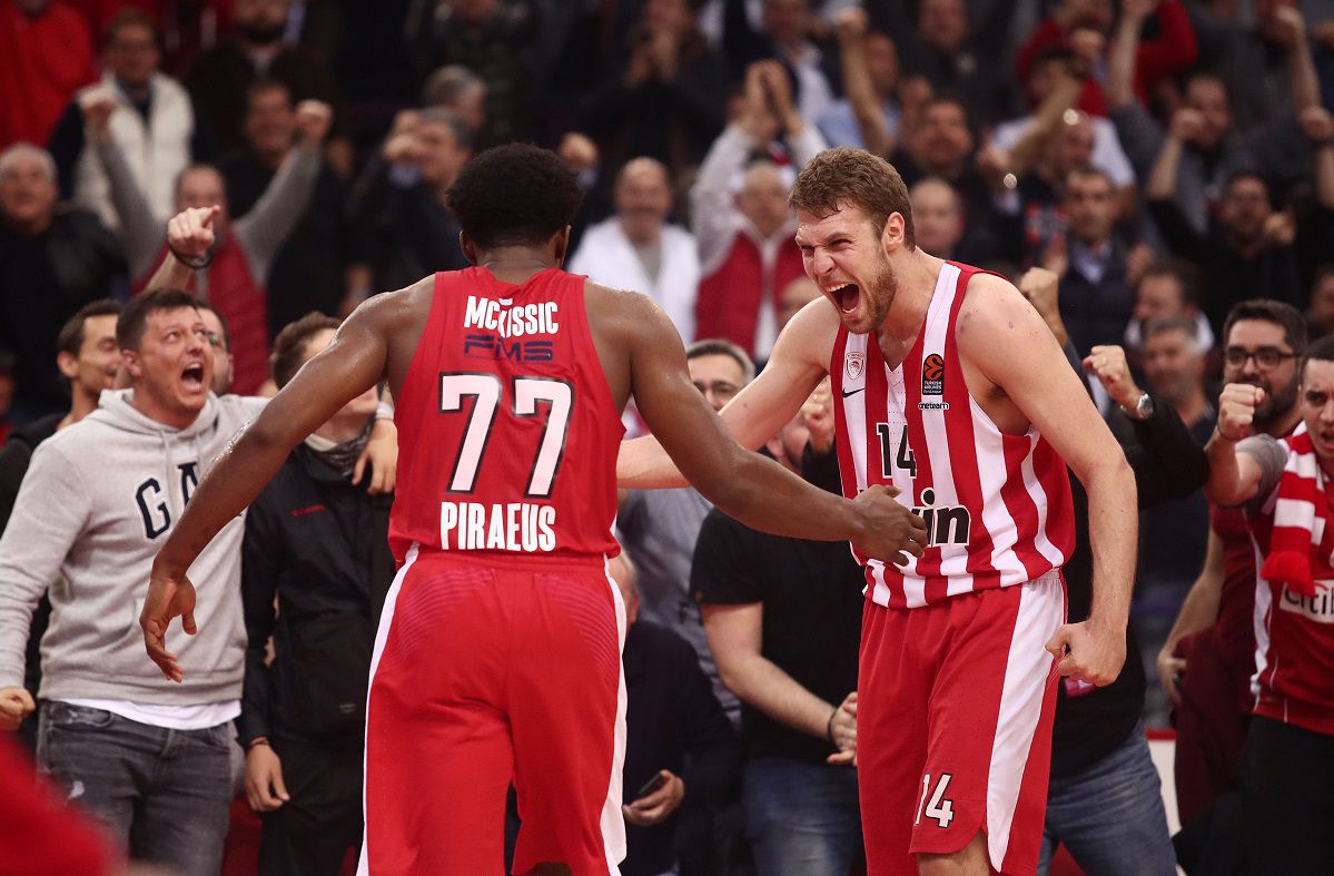 Ο ΜακΚίσικ το έκανε ξανά: Στη Λαμία φορώντας μπλούζα με τη φάτσα του Βεζένκοφ και όχι μόνο!