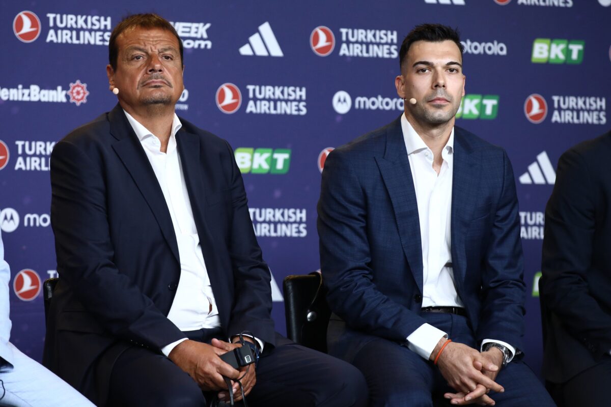 Η… υπόκλιση του Σλούκα στον Αταμάν για τους «Galacticos»: «Είναι expert» (vid)