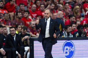 Ο Τσους Ματέο στον πάγκο της Ρεάλ Μαδρίτης