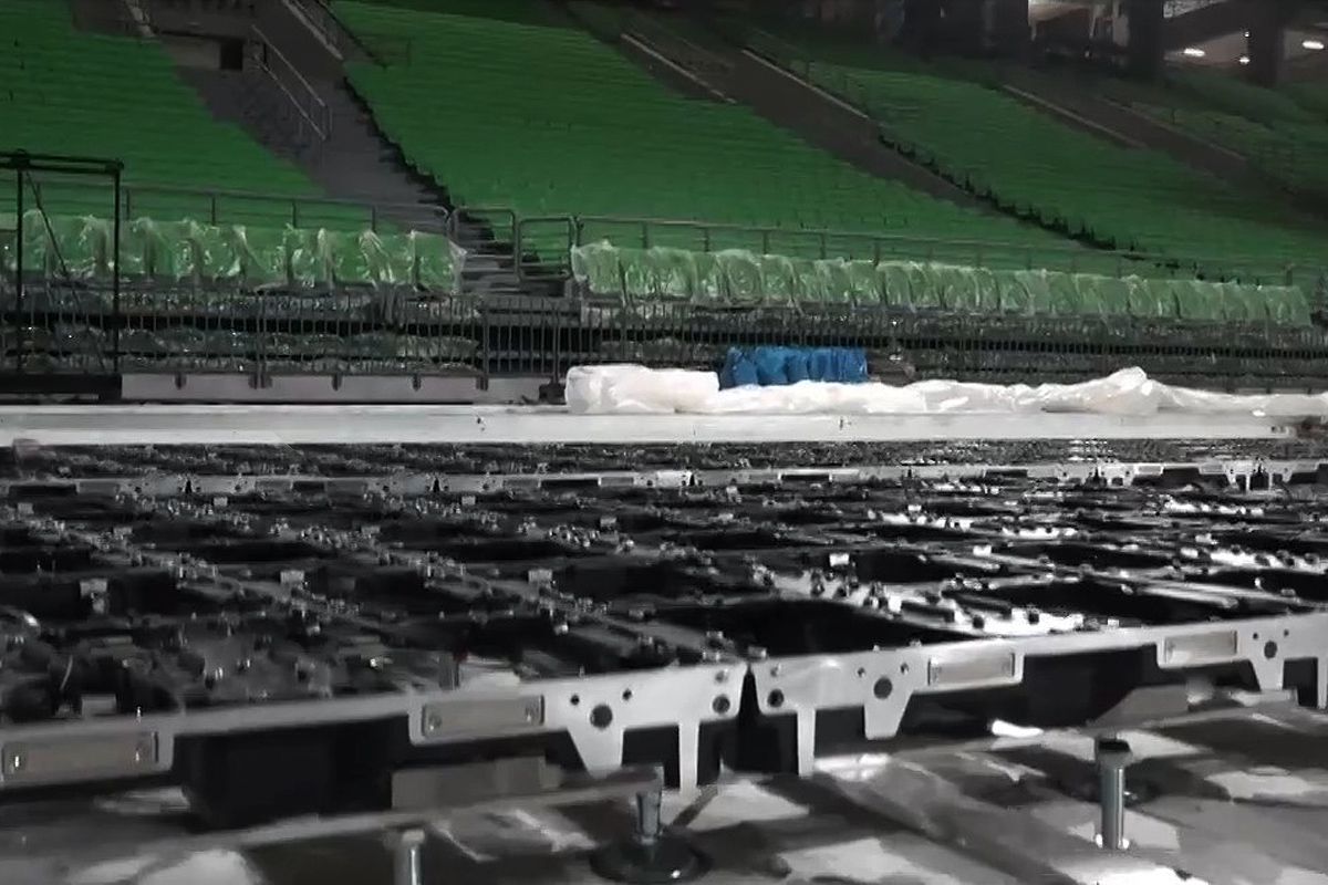 Οι πρώτες εικόνες από την τοποθέτηση του Glassfloor – Ο Παναθηναϊκός συνεχίζει τα έργα και στο ΟΑΚΑ (vid)