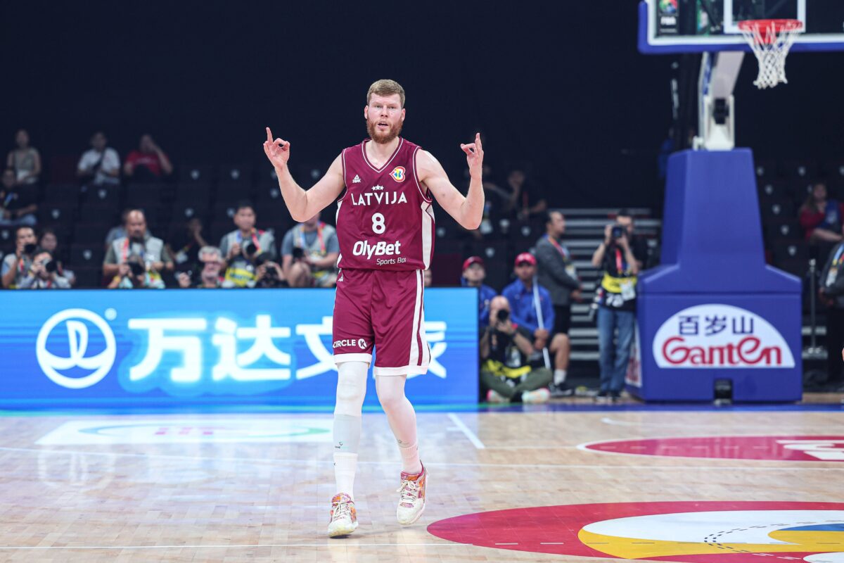 Ο νυν σταρ της Ντουμπάι, Ντάβις Μπέρτανς, σε πανηγυρισμό φορώντας τη φανέλα της εθνικής Λετονίας