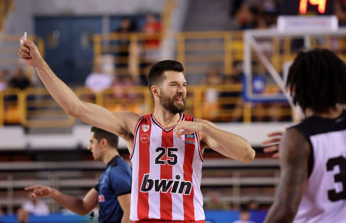 Πίτερς για Βεζένκοφ: «Γελάω με όλα αυτά – Όλοι νόμιζαν ότι θα ήμουν εκνευρισμένος όταν γύρισε ο Σάσα»