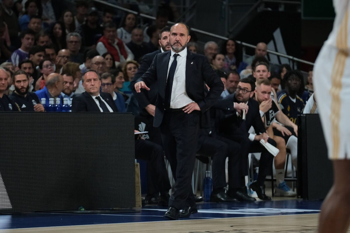 Ο κόουτς Ματέο όρθιος σε ματς της Ρεαλ