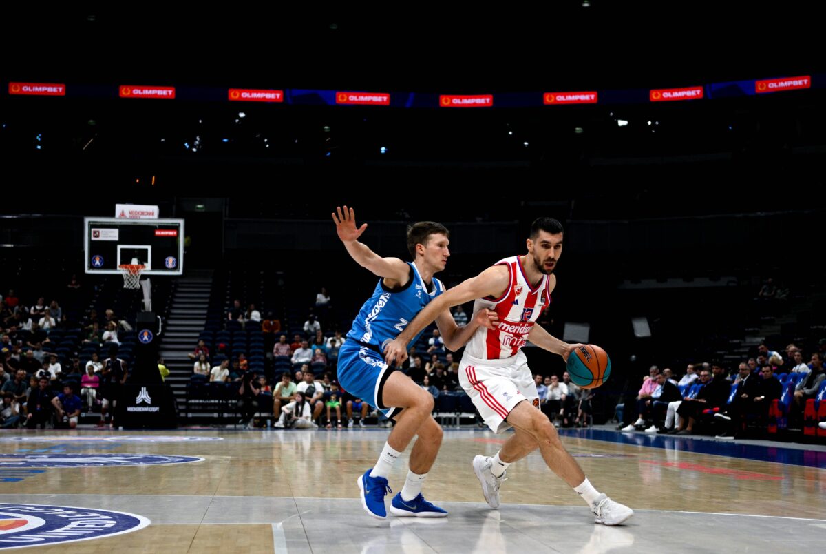 Ο Όγκνιεν Ντόμπριτς με τη φανέλα του Ερυθρού Αστέρα