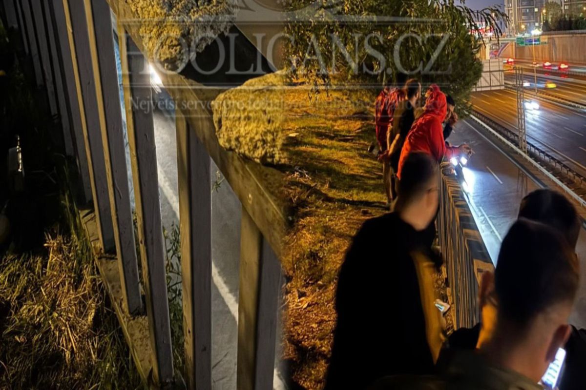 Οι οπαδοί της Γαλατασαράι περιμένοντας τους φίλους του ΠΑΟΚ