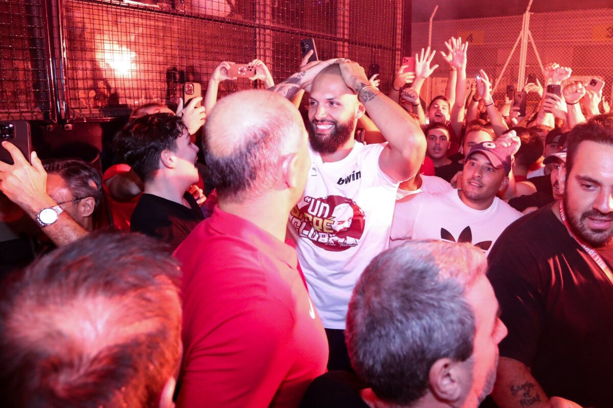 Όταν ο Φουρνιέ έπιασε το κεφάλι του γιατί δεν πίστευε την υποδοχή και το ξέσπασμα με το κασκόλ: Όλο το χρονικό της άφιξης του Γάλλου σούπερ-σταρ (vid)