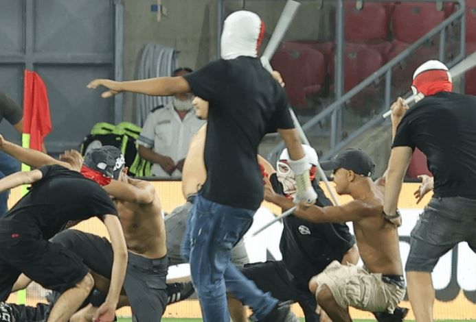 Χαμός στο Ισραήλ: Διεκόπη ο αγώνας Χάποελ Μπερ Σεβά – Μπνέι Σαχνίν για επεισόδια των οπαδών στον αγωνιστικό χώρο