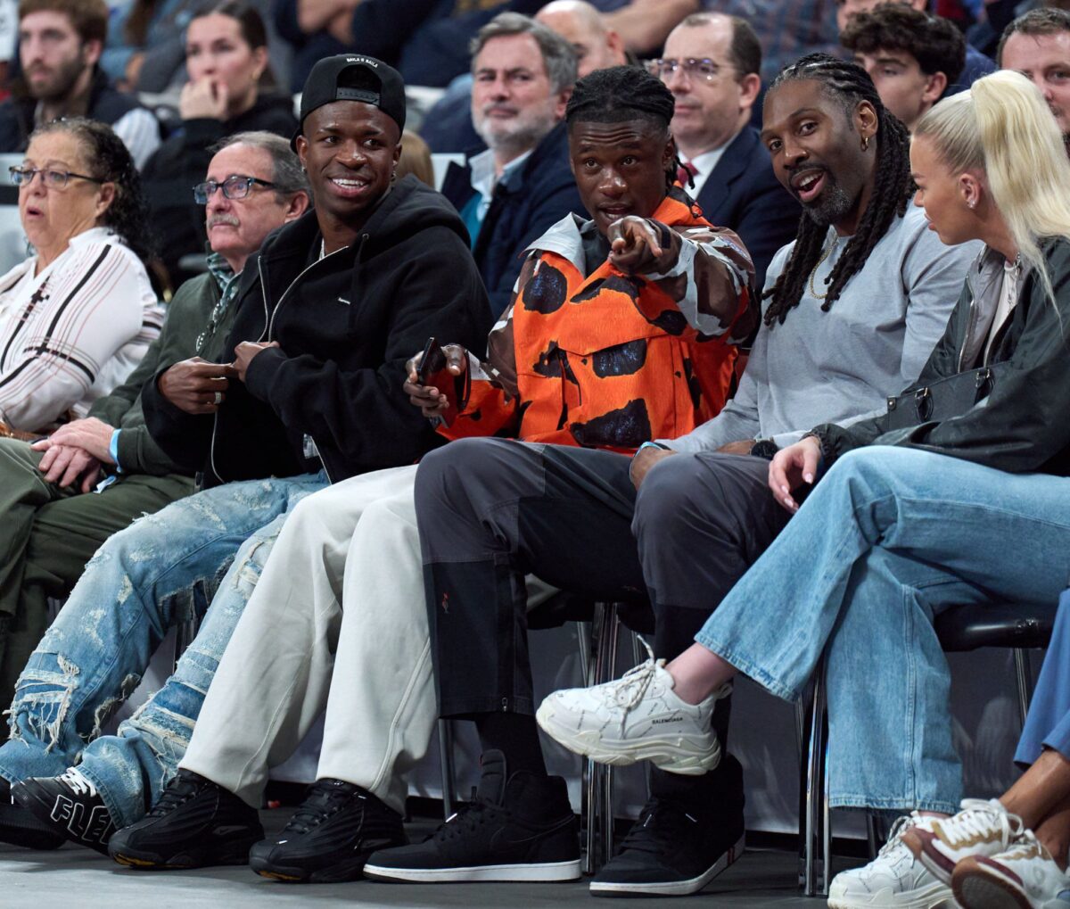 Εκλεκτές παρουσίες στη Μαδρίτη: Βινίσιους, Καμαβινγκά και Νενέ παρακολούθησαν παρέα το Ρεάλ-Ερυθρός