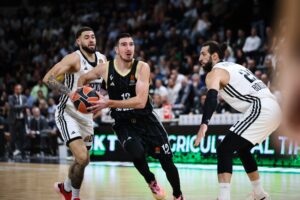 O Γάλλος γκαρντ της Βιλερμπάν, Νάντο Ντε Κολό σε μία προσπάθεια του απέναντι στην άμυνα της Βίρτους Μπολόνια