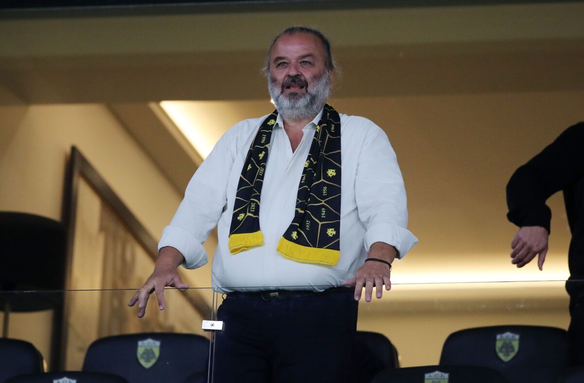 O Mάριος Ηλιόπουλος φίλησε τη μπάλα πριν το ΑΕΚ – ΠΑΟΚ (pics)