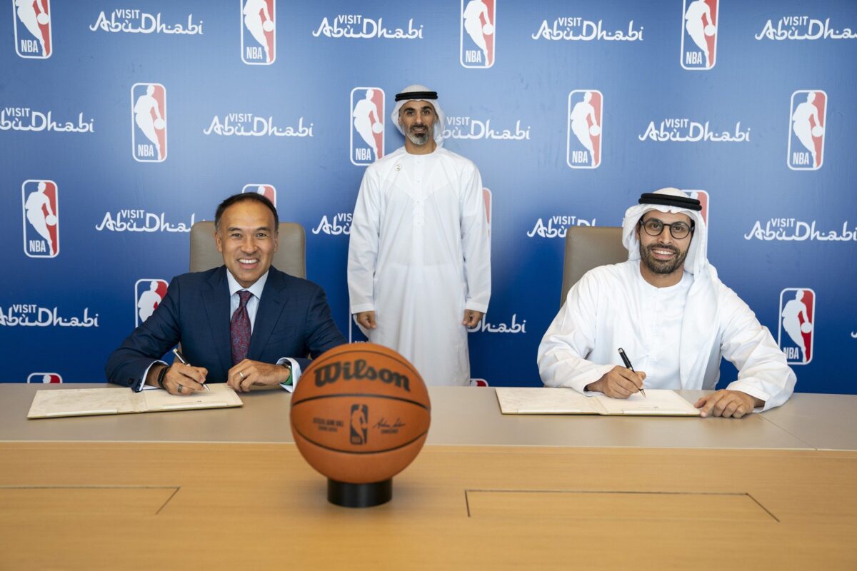 O αναπληρωτής κομισάριος του NBA, Μαρκ Τέιτουμ, σε μία συνάντηση με τον Υπουργό Πολιτισμού και Τουρισμού του Άμπου Ντάμπι, Μοχάμεντ Αλ Μουμπάρακ